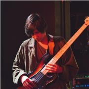 Clases de guitarra eléctrica y bajo, además de teoría musical y refuerzo en lectura y solfeo